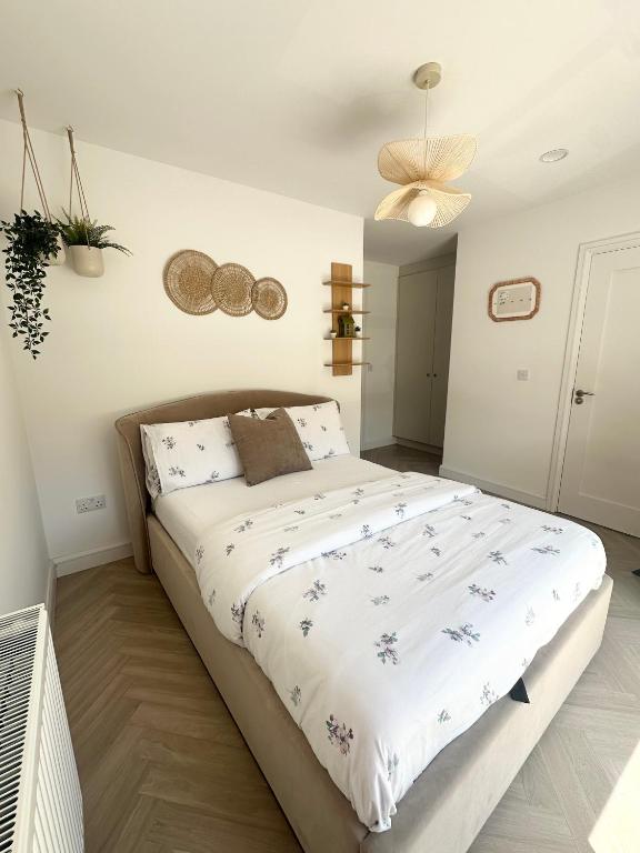 ein Schlafzimmer mit einem großen Bett in einem Zimmer in der Unterkunft Double Ensuite Room, Bray in Bray