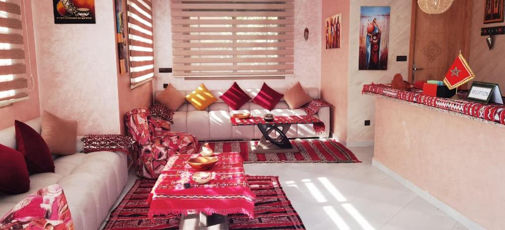 ein Wohnzimmer mit Sofa und Tisch in der Unterkunft hôtel Benkachour in Oujda