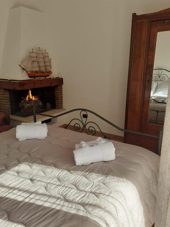 a bedroom with a bed with two towels on it at MisterBeB in Misterbianco