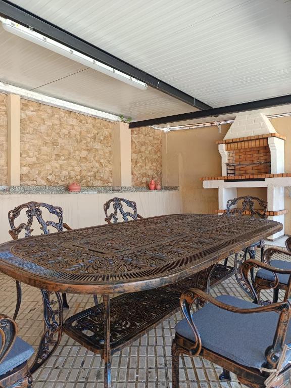 a dining room with a large table and chairs at Casa Pampillon in Cangas de Morrazo