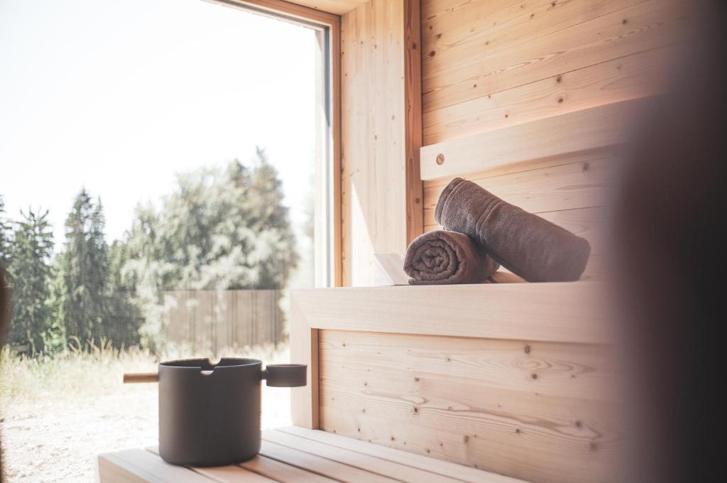 a pot sitting on a counter next to a window at Fuxbau Allgäu in Argenbühl