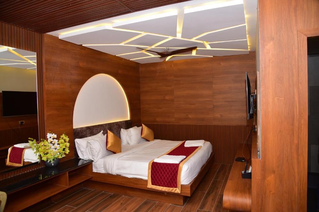 a bedroom with a bed on a boat at HOTEL THIRD EYE bY RAMANA TOWERS in Tiruvannāmalai
