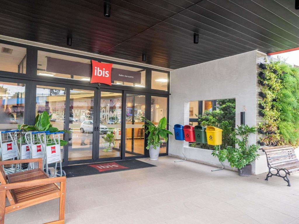 a store front with a bench in front of it at ibis Belem Aeroporto in Belém