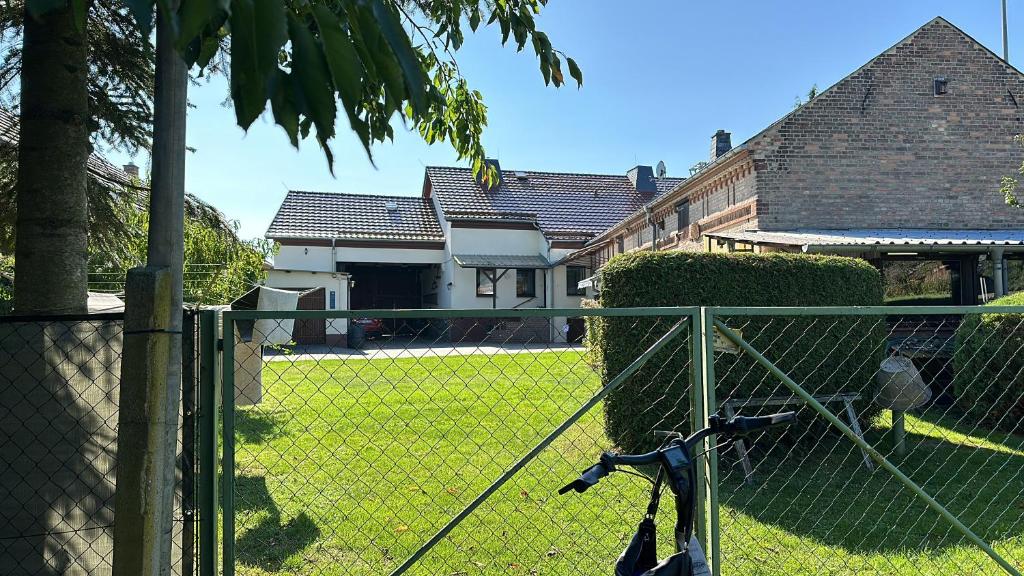 a bicycle is parked in front of a fence at Zeitlos in Klein Beuchow