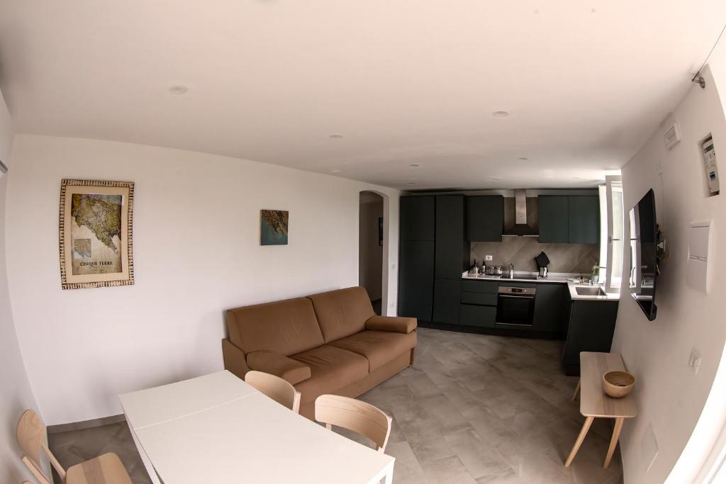 a living room with a couch and a kitchen at A Casa di Gaia 2 in San Benedetto