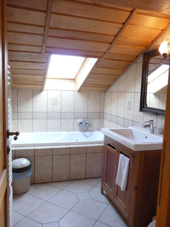 Koupelna v ubytování Tölgyfakuckó apartman