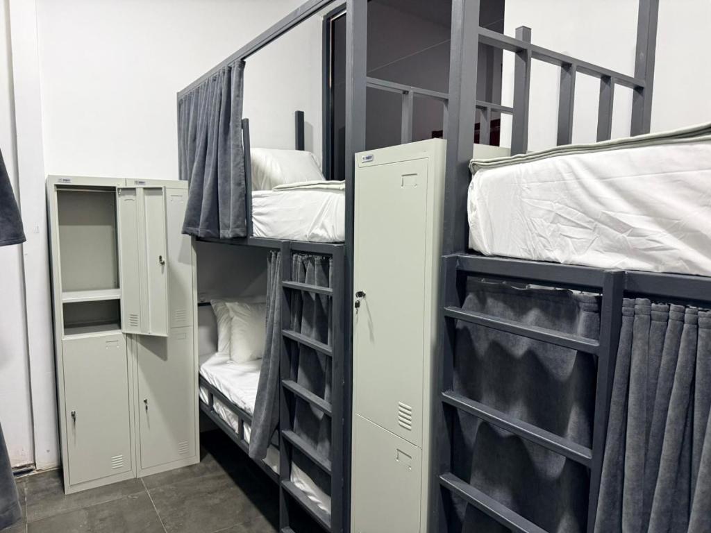 a dorm room with bunk beds and a bed at Hostel Vento in Bar
