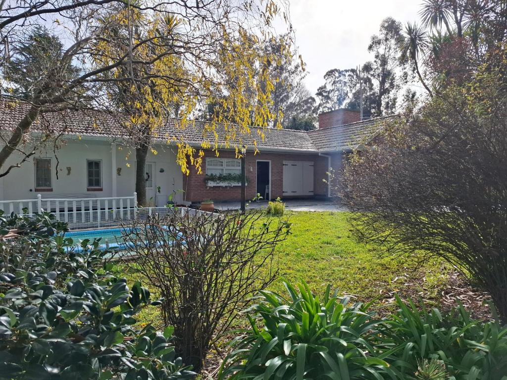 a house with a swimming pool in a yard at Casa La Bendición in Mar del Plata