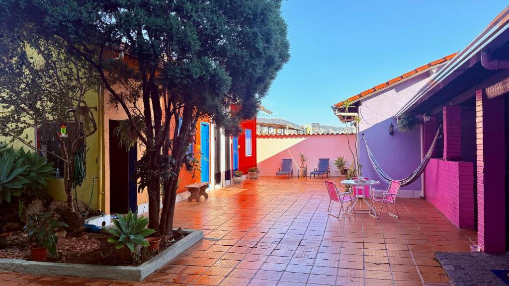 a patio with a table and chairs in a courtyard at Vila Santê in Belo Horizonte