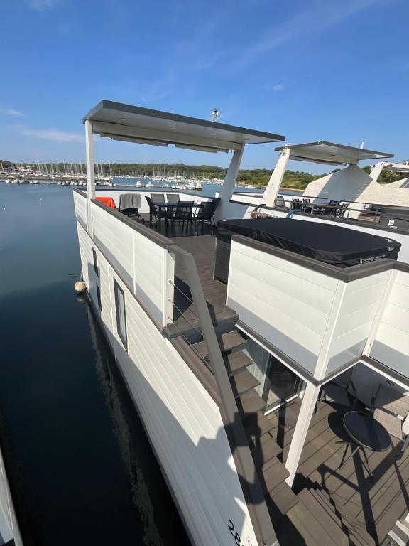 Floating House - LUXURY Floating Sea OASIS Pula