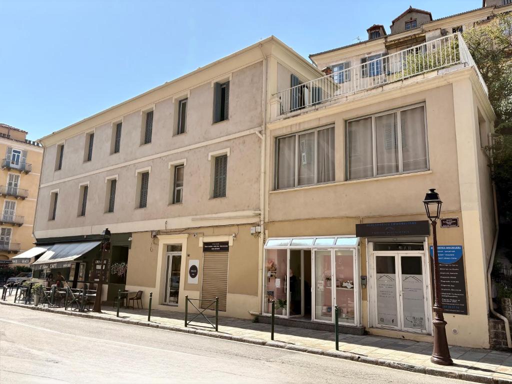a building on the side of a street at Appartements Corte centre in Corte