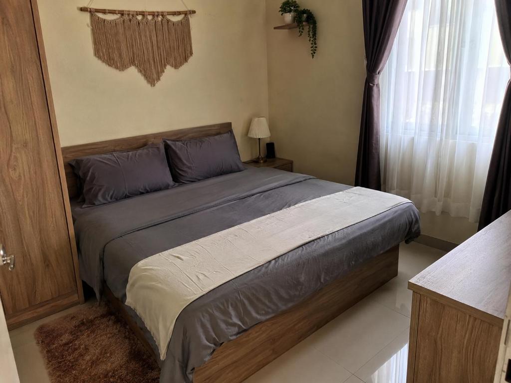 a bedroom with a bed in a room with a window at โฮมสเตย์วารังสิริ 1 in Ban Wat Tha Maprang