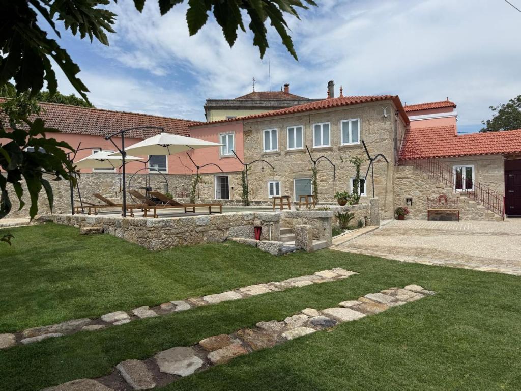 a large house with a garden in front of it at Solar dos Caseiros in Macieiro da Maia