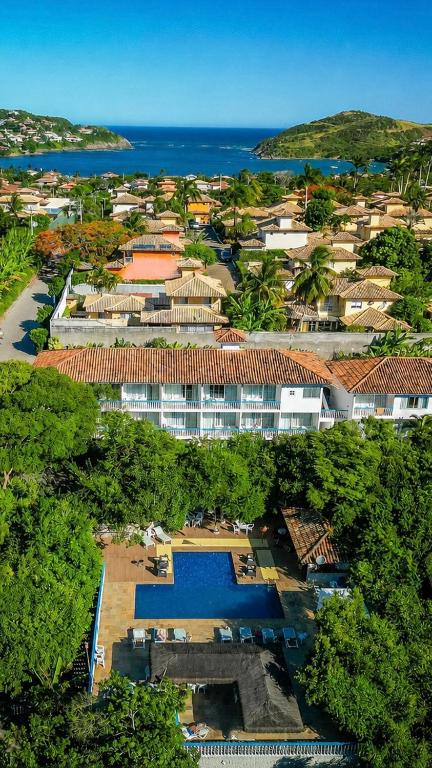 an aerial view of a resort with a swimming pool at Hotel Miratlantico Búzios in Búzios