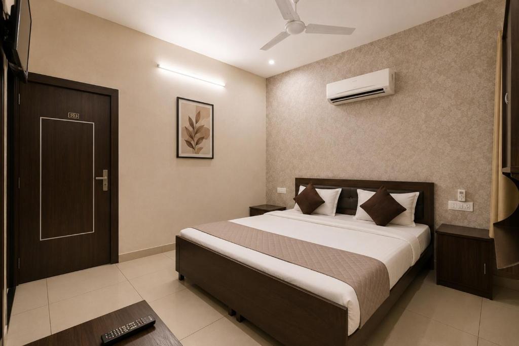 a bedroom with a bed and a ceiling fan at Hotel Devine Opp Jubilee Walk Mall & Near Gurdwara Sohana in Sohāna