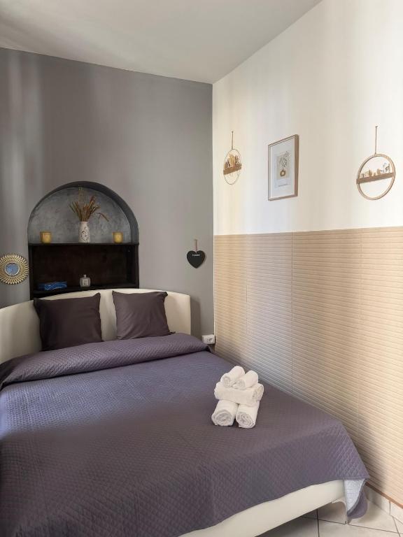 a bedroom with a bed with two towels on it at Al Vicolèt in Vercelli