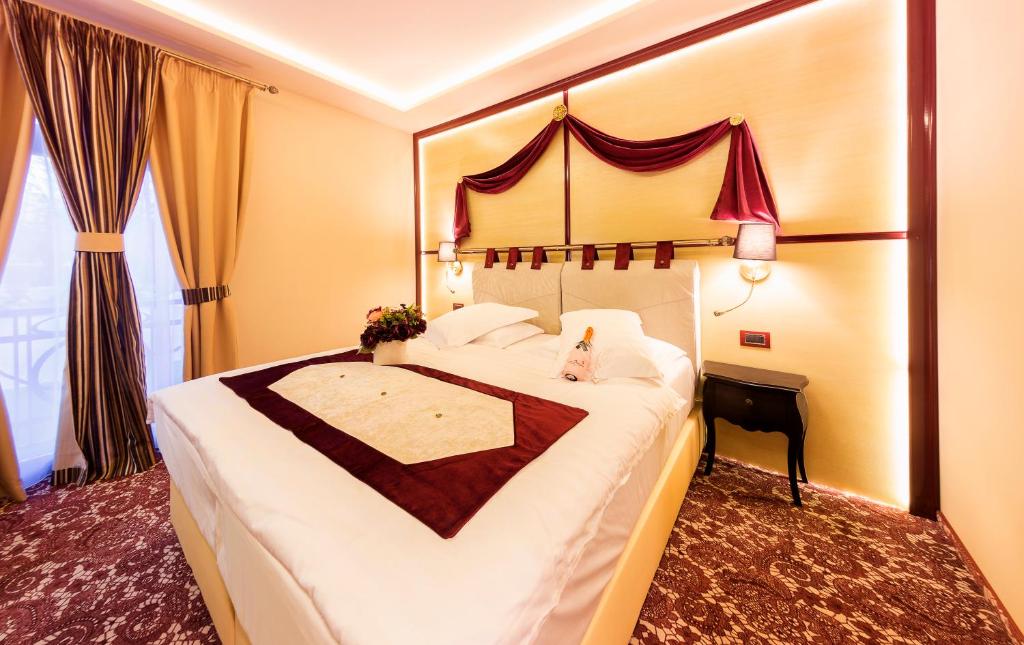 Ένα ή περισσότερα κρεβάτια σε δωμάτιο στο Hotel Cardinal