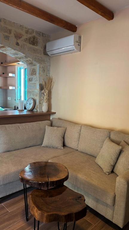 a living room with a couch and a table at Villa Ulu Piqeras in Piqeras