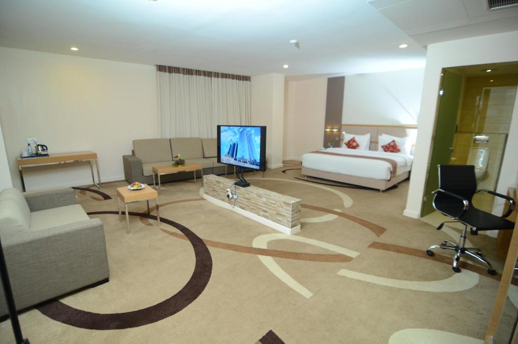 TV a/nebo společenská místnost v ubytování PrideInn Azure Hotel Nairobi Westlands