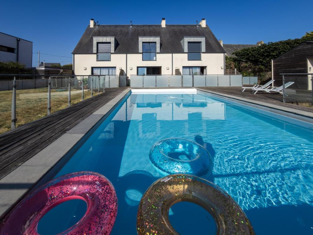 a swimming pool with a house in the background at residence kersailliou in Roscoff