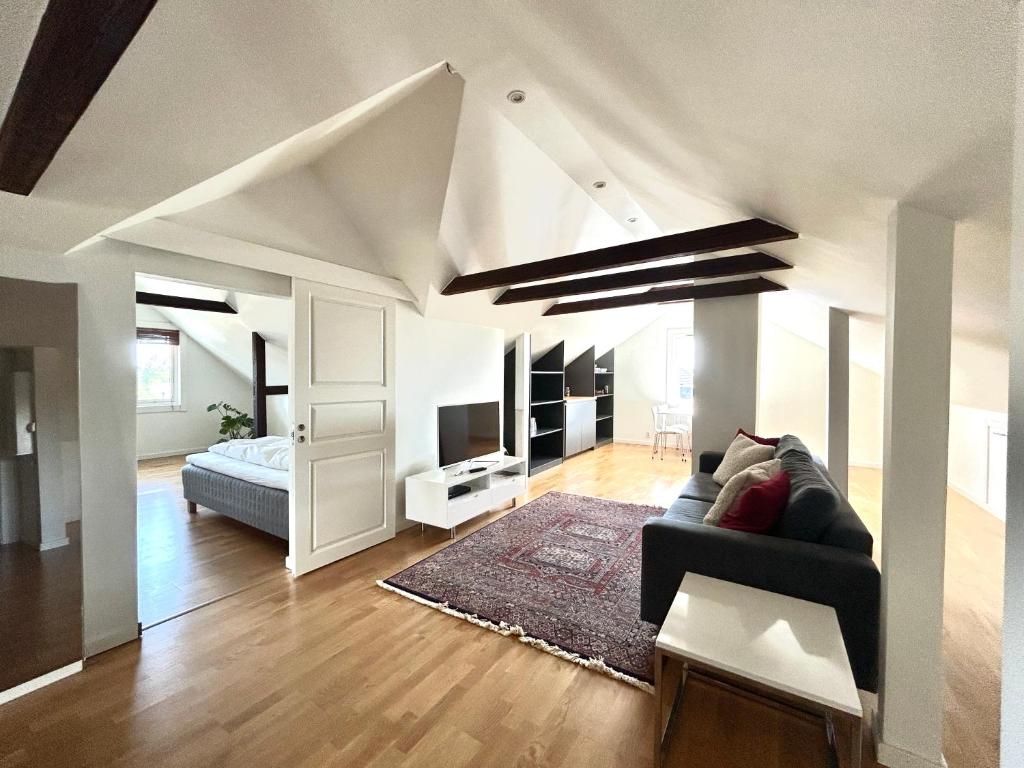 ein Wohnzimmer mit Sofa und Bett in der Unterkunft Sommerfryd in Oslo