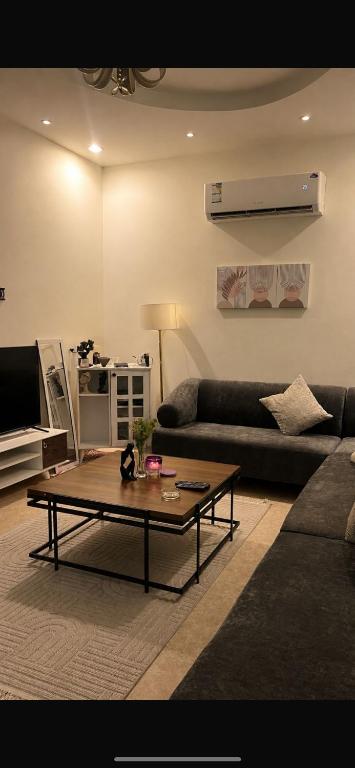 a living room with a couch and a coffee table at شقه فندقه in Hail