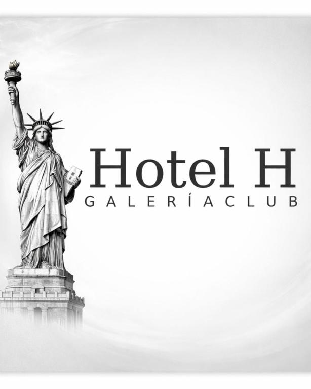 a black and white photo of the statue of liberty at Hotel H Galería Club in Tuxtla Gutiérrez