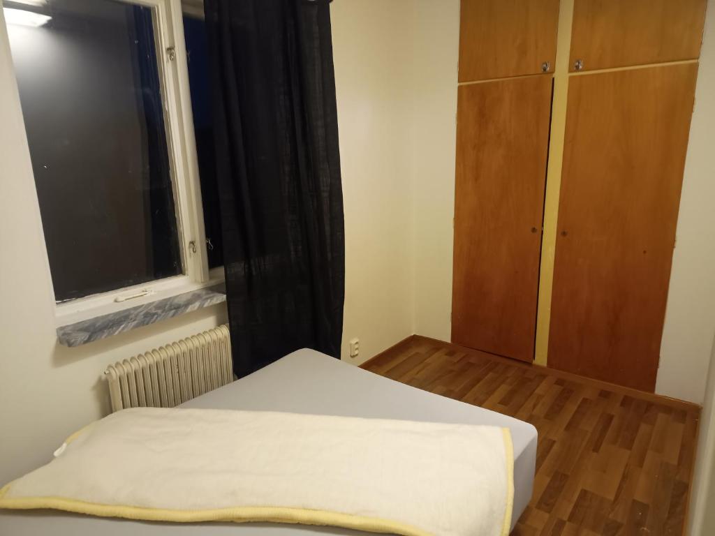 a small room with a bed and a window at Storgatan in Rörvik