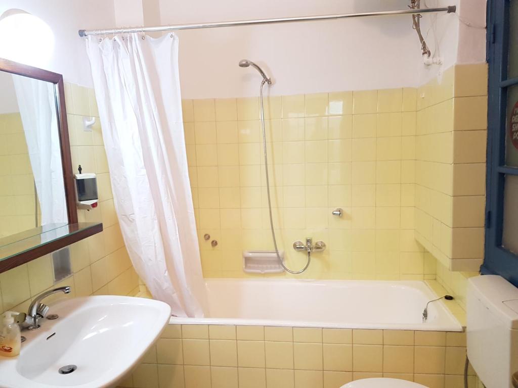 Kúpeľňa v ubytovaní Errathens Aegean Apartment - Athens Center, 5 BD, 2 BATH