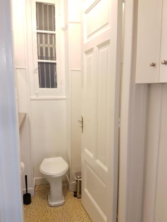 Kúpeľňa v ubytovaní Errathens Aegean Apartment - Athens Center, 5 BD, 2 BATH