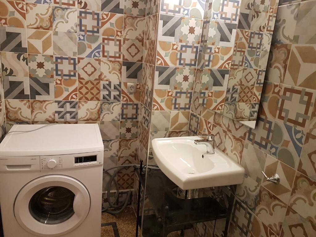 Kúpeľňa v ubytovaní Errathens Aegean Apartment - Athens Center, 5 BD, 2 BATH