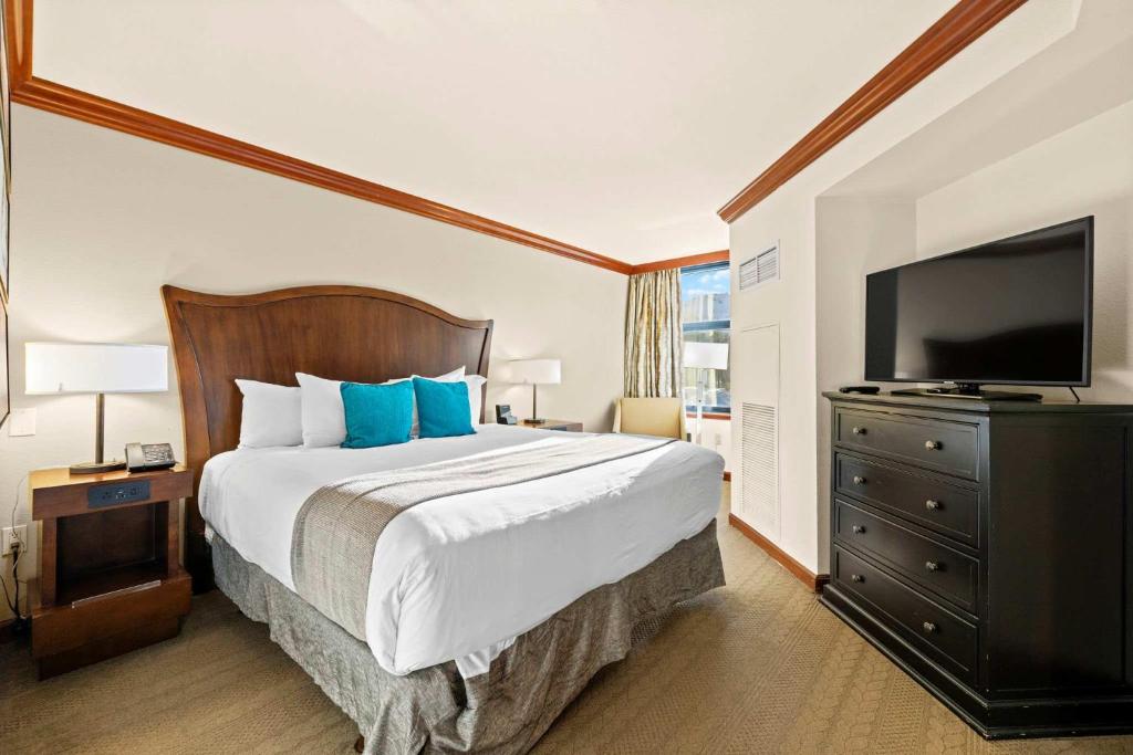 a bedroom with a large bed and a flat screen tv at Remodeled Second Floor Valley View suite no resort fee in Olympic Valley