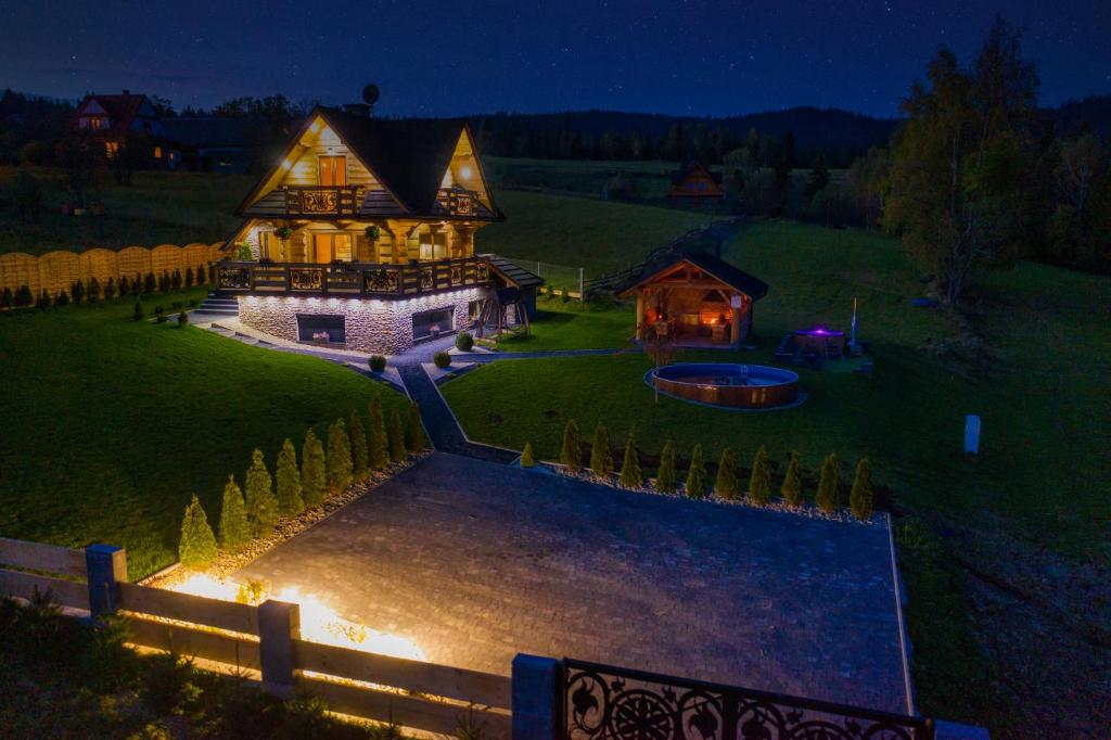 a large house on a hill with a yard at Domek DeLuxe Spa z sauną i jacuzzi- Nowy Targ blisko Zakopanego i Białki Tatrzańskiej in Nowy Targ
