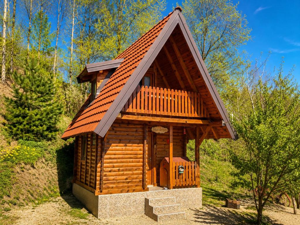 a small log cabin with an orange roof at Seoski Turizam Feniks apartman Davidovi Psalmi in Kosjeric