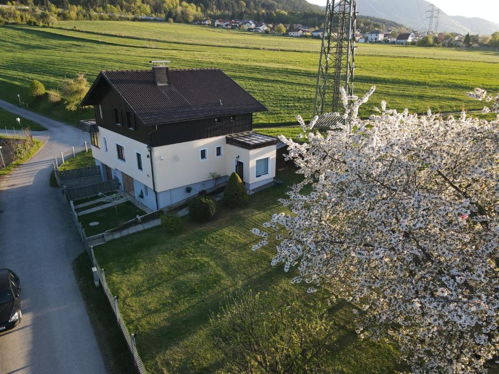 a house in the middle of a field with trees at Apartment nahe Semmering mit Sauna, Kamin & Terrasse in Enzenreith