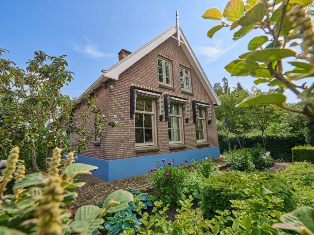 a house with a garden in front of it at De Muldershof in Vriezenveen