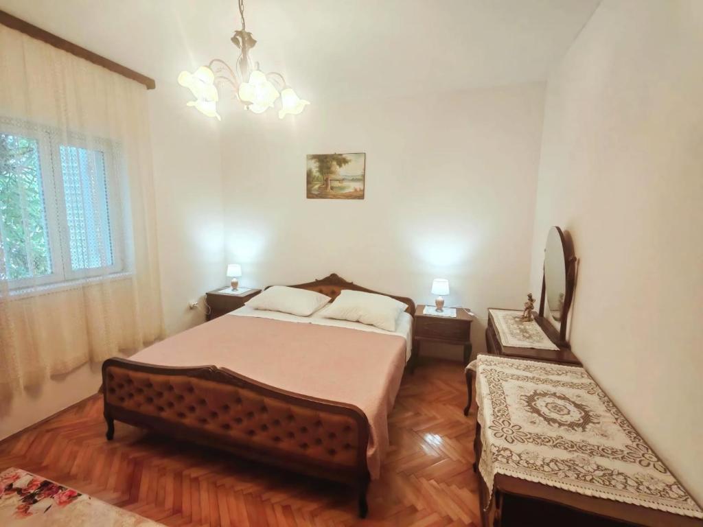 Apartments by the sea Kastel Gomilica, Kastela - 22370