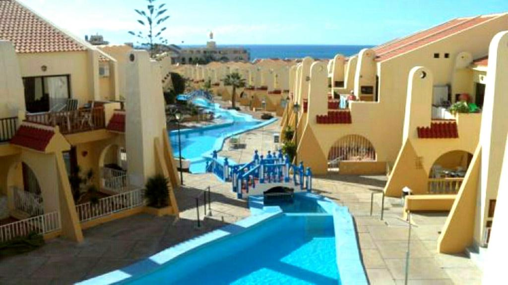 アデへにあるMareverde, Costa Adeje, pool view terraceのスイミングプール付きのリゾートの景色を望めます。