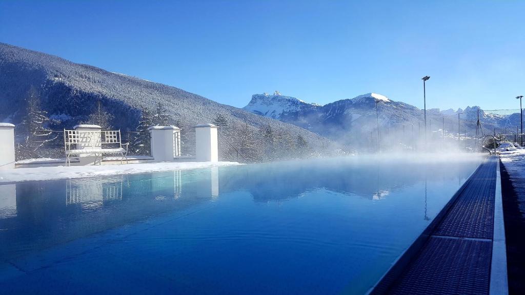 Bazén v ubytování Hotel Albion Mountain Spa Resort Dolomites nebo v jeho okolí