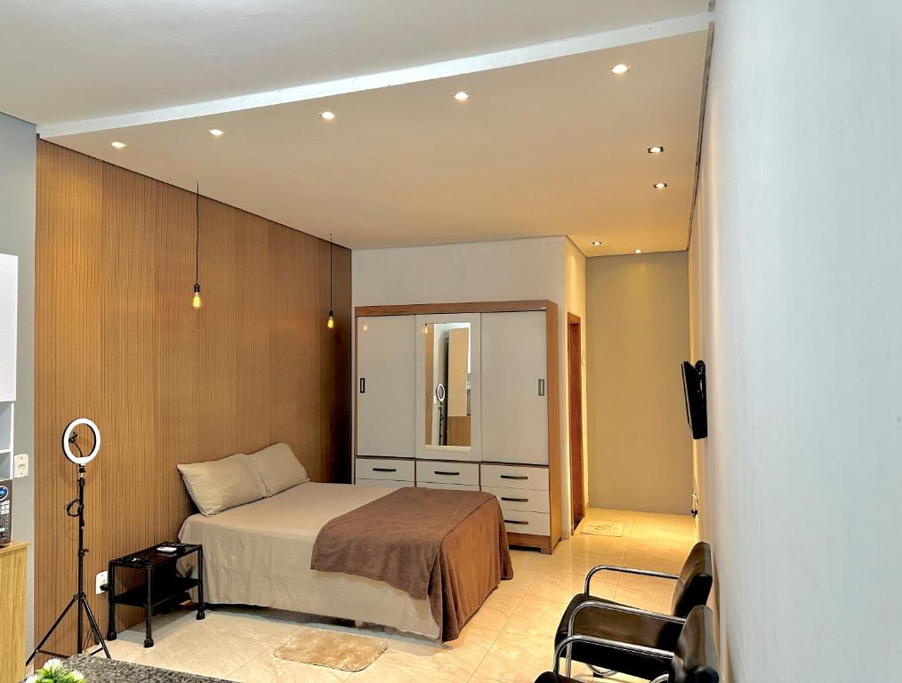 a bedroom with a bed and a dresser and a mirror at Garagem, Pátio Privativo - Apartamento Completo Moderno in Campo Novo do Parecis