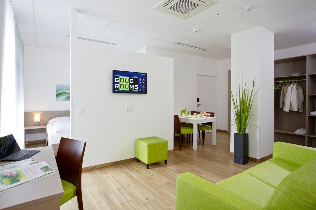 TV a/nebo společenská místnost v ubytování Good Rooms GmbH Guntramsdorf