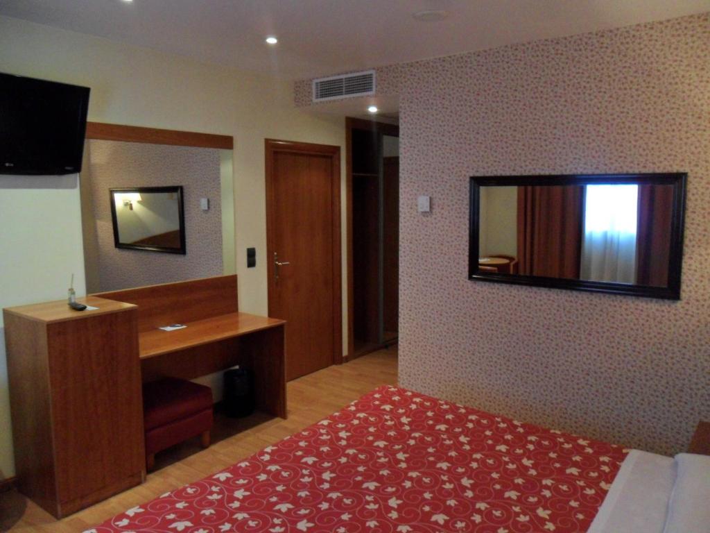 Televízia a/alebo spoločenská miestnosť v ubytovaní Motel Emporio