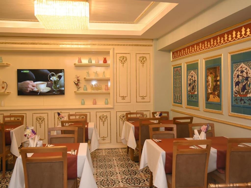 TV a/nebo společenská místnost v ubytování İstasyon Hotel