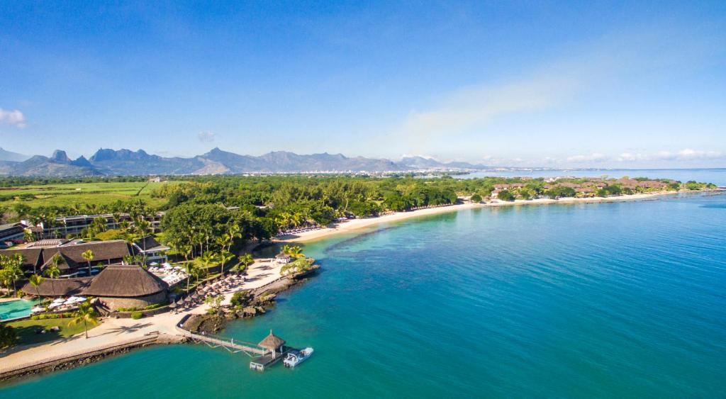 eine Luftansicht auf einen Strand mit einem Resort in der Unterkunft Maritim Resort & Spa Mauritius in Balaclava
