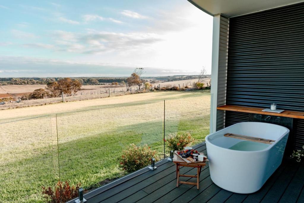 The Nest Luxury Stay Couples Accommodation w Private bath tub on the deck, sky views, disability suitable Breakfast hamper on arrival