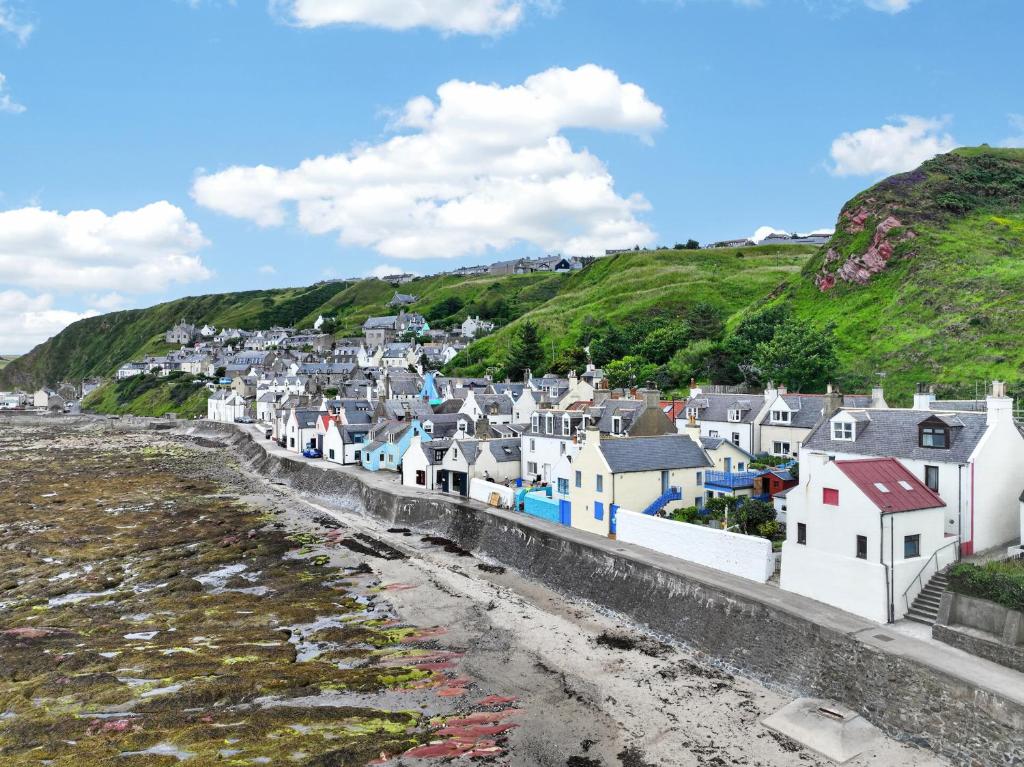 a town on the shore of a body of water at Conners in Gardenstown