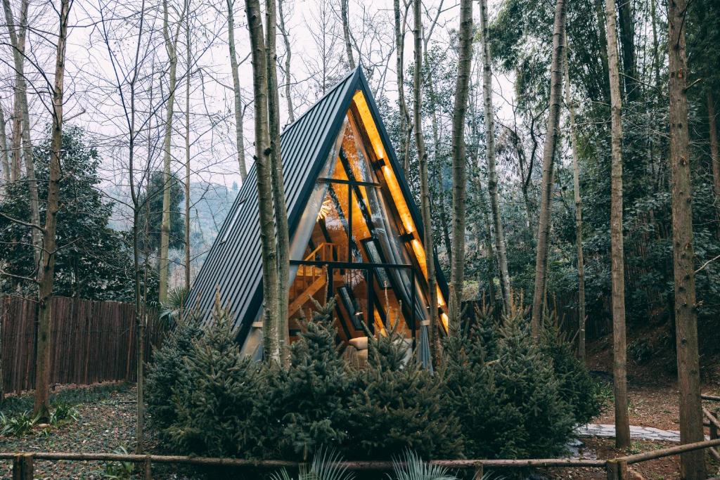 a tree house in the middle of the woods at YEYU Hotel in Dujiangyan