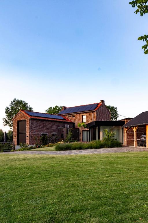 a house with a lawn in front of it at Villa Armande in Zammelen