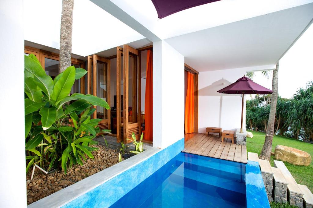 Bazén v ubytování UTMT - Underneath The Mango Tree Spa & Beach Resort nebo v jeho okolí