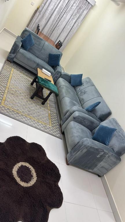 a living room with a blue couch and a table at هدى صلالة in Salalah